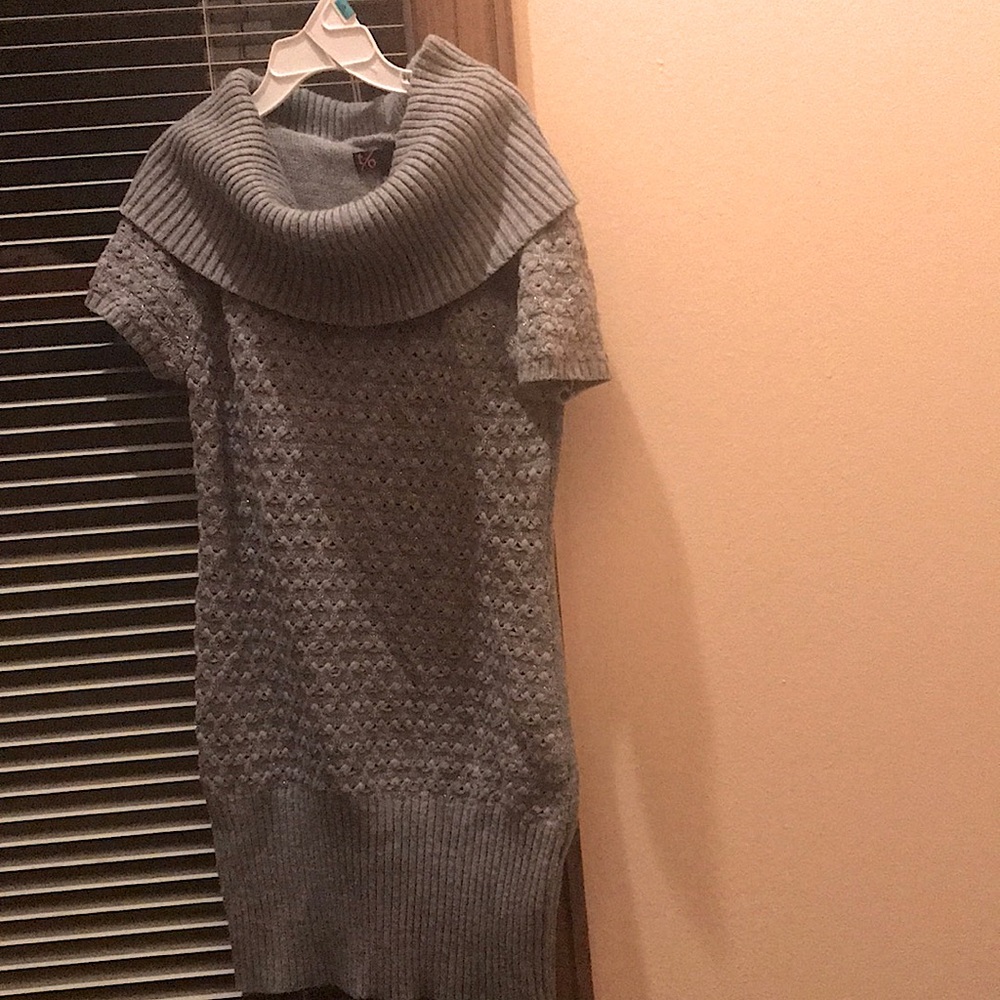 Barely worn t/o gray sweater. One of the cutest tops I’ve ever bought.